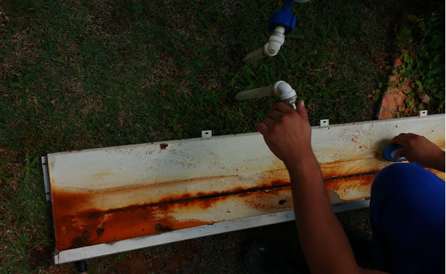 Limpeza da bandeja de ar-condicionado piso teto